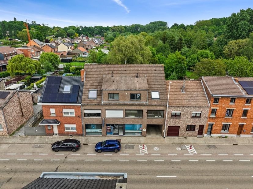 Dit ruime appartement, gebouwd in 1990, heeft een bewoonbare oppervlakte van 89 m² en biedt een aangename combinatie van comfort en functionaliteit. B