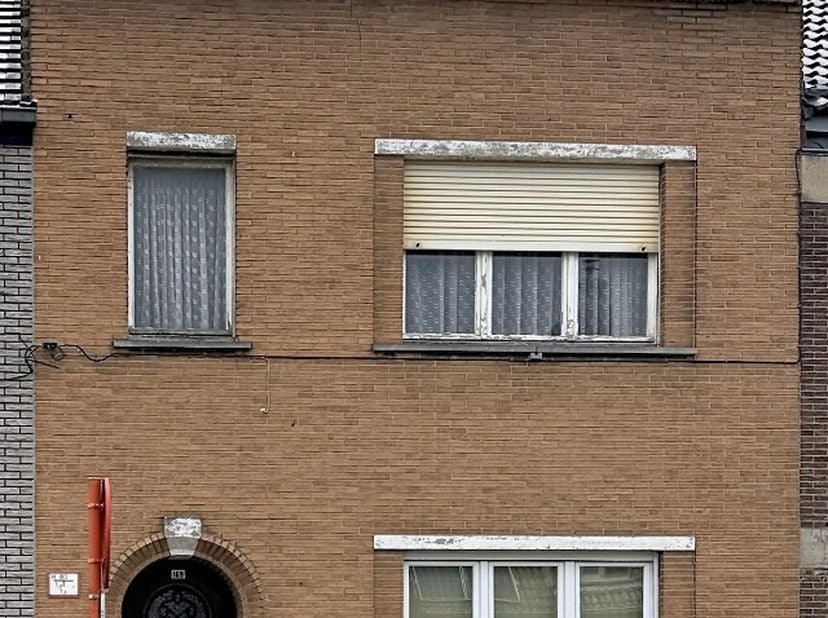 Deze woning is gelegen te Bredene en bestaat uit: inkomhal - keuken - kelder - living - berging - wasplaats - toilet - terras - tuin - 4 slaapkamers -
