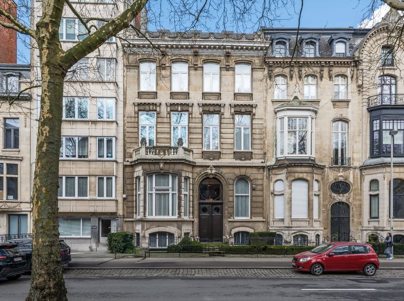 Deze indrukwekkende herenwoning combineert grandeur en hedendaags comfort op een toplocatie. De woning werd met oog voor detail gerenoveerd, waarbij a