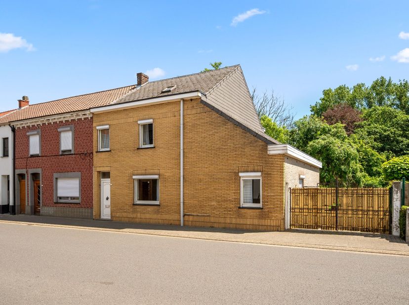 Deze standaard half open bebouwing in Boutersem is een ideale woning voor wie op zoek is naar een ruime en gezellige woonst. De woning beschikt over e
