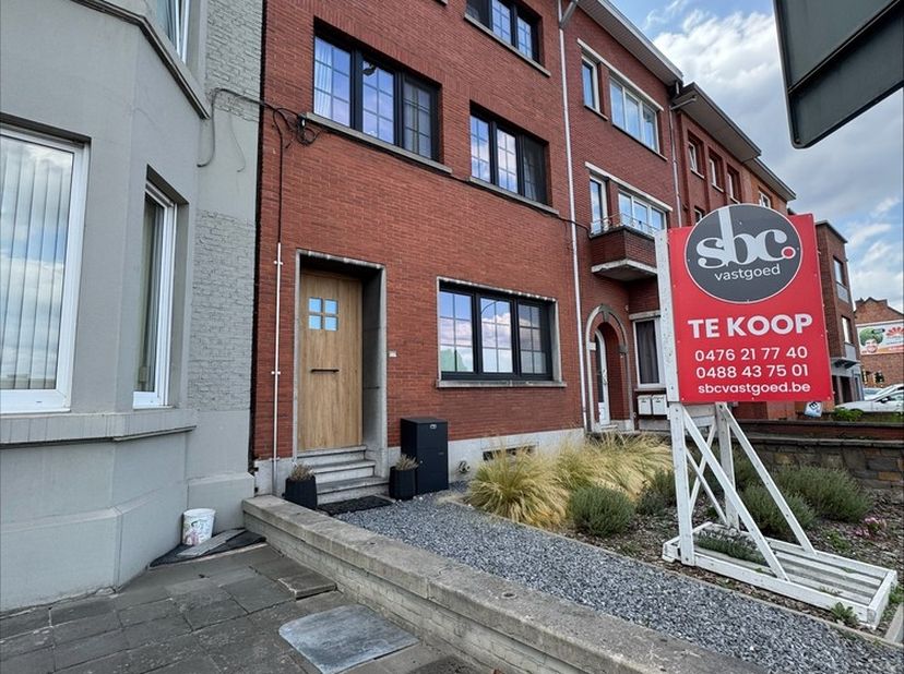 Adres: Hasselt, Kuringersteenweg 194<br />
<br />
Volledig gerenoveerde en energiezuinige stadswoning met 4 slaapkamers, 2 badkamers en ruime privépar