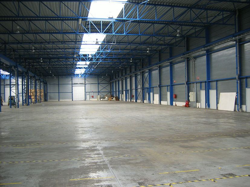 Dit magazijncomplex aan de Oosterring in Genk biedt je een strategische uitvalsbasis voor logistieke en administratieve activiteiten in Limburg. Geleg