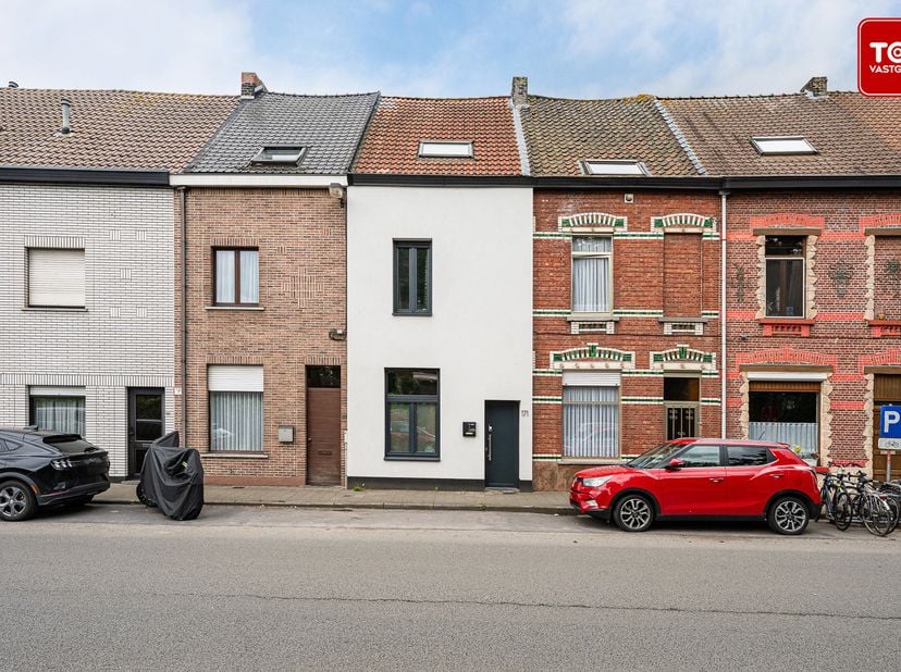 Deze energiezuinige gezellige rijwoning met 3 slaapkamers en mooie tuin is strategisch zeer goed gelegen!<br />
We bevinden ons in de stadsrand van Ge