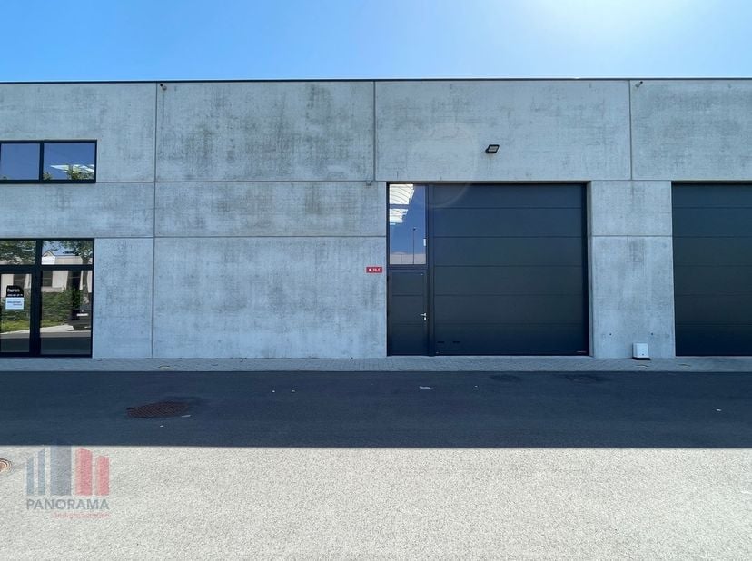 Magazijnruimte van +/- 200 m² te huur, deel uitmakend van een grotere nieuwbouw unit van 311 m².&amp;nbsp;Fantastisch gelegen op industriezone Vlamingveld