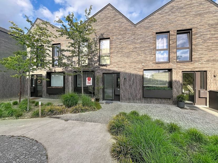 Découvrez cette magnifique maison de 2020 à Sint-Michiels ! Avec 3 chambres spacieuses, un jardin confortable et une place de parking privée, c'est la