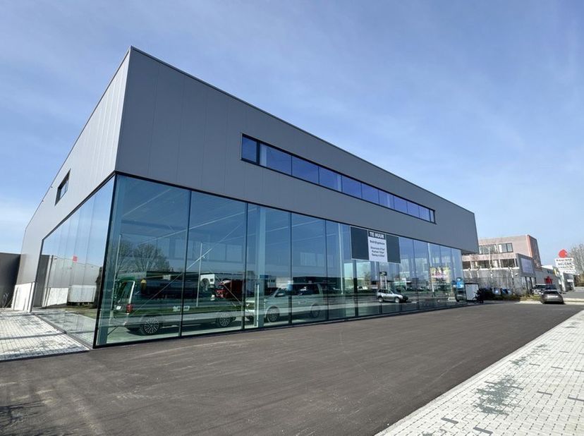 Gloednieuw bedrijfspand bestaande uit 615m² showroom met 260m² mezzanine, 745m² kantoor en 4.425m² magazijn<br />
Ligging: op commerciële toplocatie l