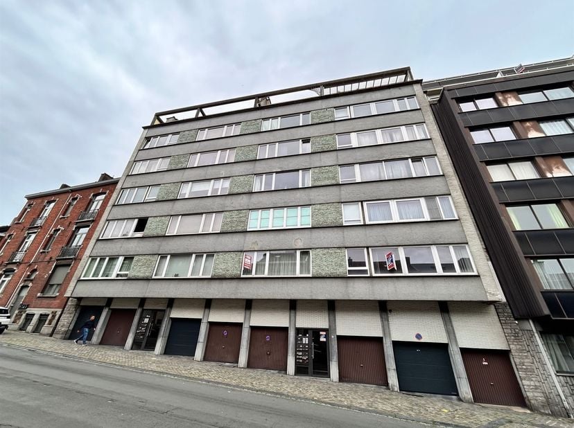 Situé au 1er étage d'une copropriété bien tenue se trouvant à 3 minutes à pieds de la Place Saint-Lambert et du centre-ville, ce joli studio propose s