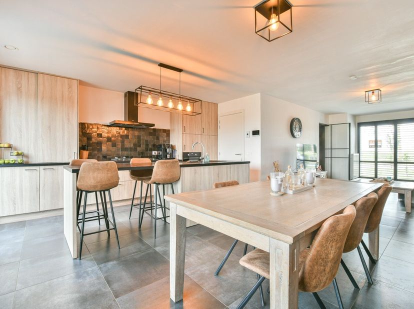 In de charmante badplaats De Haan, in de gegeerde wijk Vosseslag, bevindt zich deze recente halfopen bebouwing (2020) op een perceel van 443 m². De wo