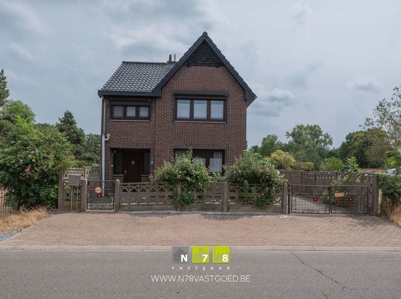 TE RENOVEREN WONING MET 3 SLAAPKAMERS OP EEN PERCEEL VAN 8A25CA TE MAASMECHELEN<br />
TROEVEN<br />
- Rustige ligging in groene omgeving.<br />
- Alle