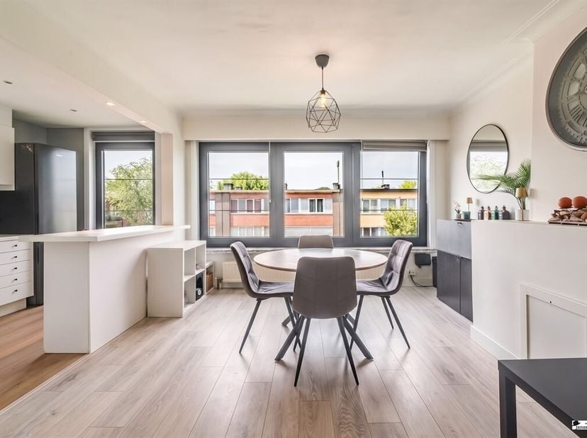 Instapklaar 2-slaapkamerappartement met terras in Ekeren<br />
Op zoek naar een instapklaar appartement op een centrale ligging in Ekeren? Dit verzorg
