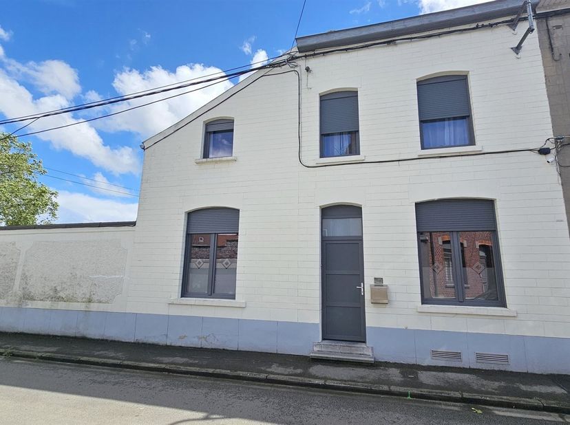 Prix: Offre à partir de 255.000 euros, frais d'agence non inclus et à charge de l'acquéreur.<br />
Grande maison habitable rapidement et comprenant: <