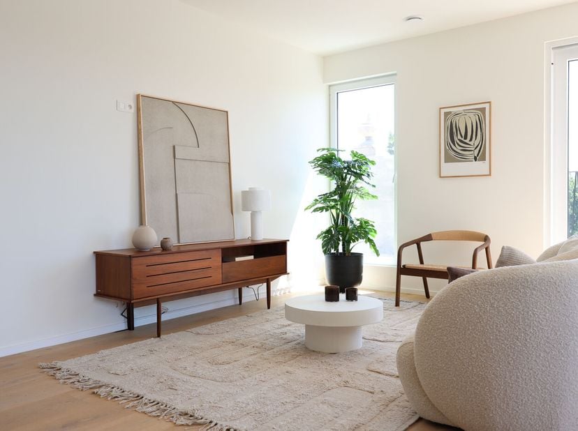 Wie op zoek is naar een unieke woonbeleving kan dat vinden in deze prachtig volledig gerenoveerde penthouse. Gelegen op de derde verdieping van een kl