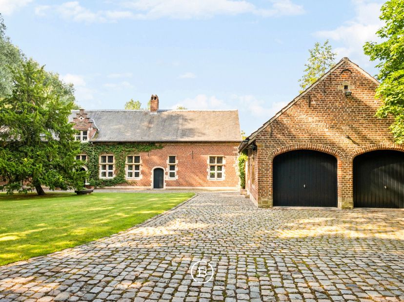Hof ter Saele, ligt op een historische site van 52 are die ooit deel uitmaakte van de leenroerige goederen van de abdij van Affligem, met een rijke ge
