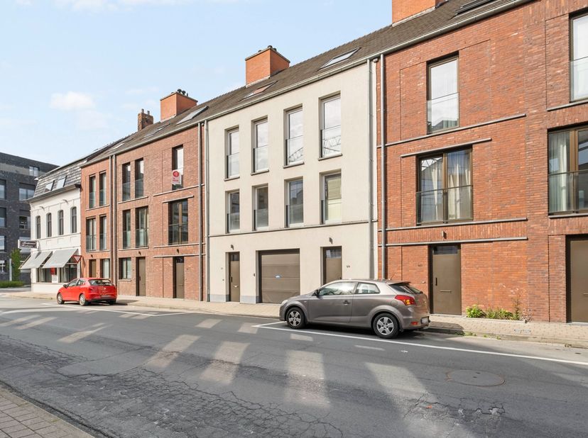 Op zoek naar een moderne, energiezuinige woning op een uitstekende locatie? Deze instapklare woning, gebouwd in 2019, is gelegen in het hart van Roese