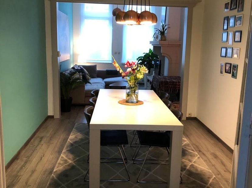 Aantrekkelijk en recent gerenoveerd opbrengsteigendom bestaande uit een duplex appartement met tuin en 2 appartementen op de verdiepingen. Het gebouw