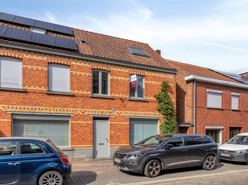 Gerenoveerde woning met 3 slaapkamers in het centrum van Lotenhulle<br />
Deze gerenoveerde woning is gelegen in Lodorp Aalter, Lotenhulle. In het cen