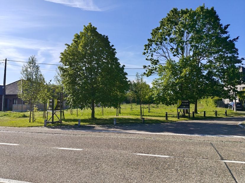 Deze bouwgrond voor een openbebouwing heeft een oppervlakte van 22a92ca en een diepte van ca 80 meter. Je profiteert hier van een centrale ligging met