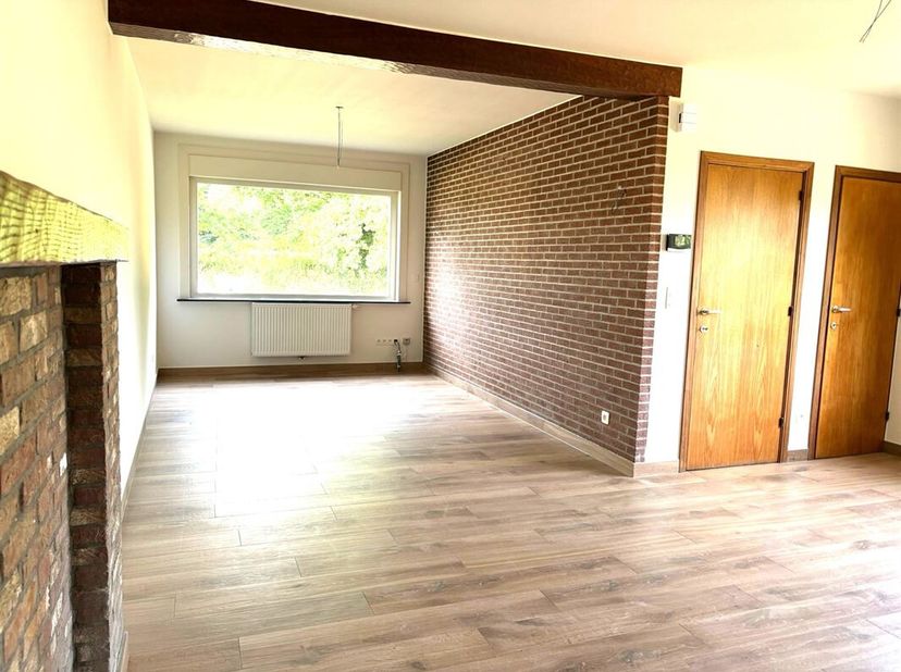 Vraag een bezoek via info@optimusvastgoed.be!<br />
TE HUUR: Gerenoveerde woning met 3 slaapkamers te Paal!<br />
Deze halfopen bebouwing is rustig ge