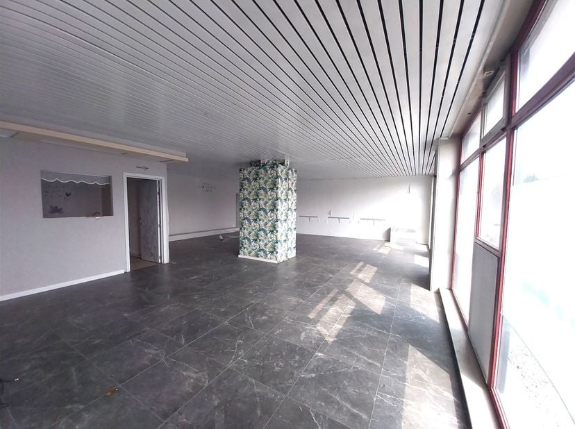 Demandez votre visite à info@optimusvastgoed.be !<br />
A LOUER : Espace commercial/bureau idéalement situé à Beringen !<br />
Cet espace commercial