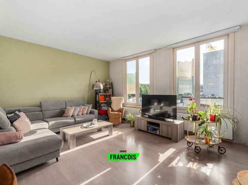 Vous recherchez une maison spacieuse à vendre à Blankenberge offrant de nombreuses possibilités ? Cette propriété de caractère située Ontmijnersstraat
