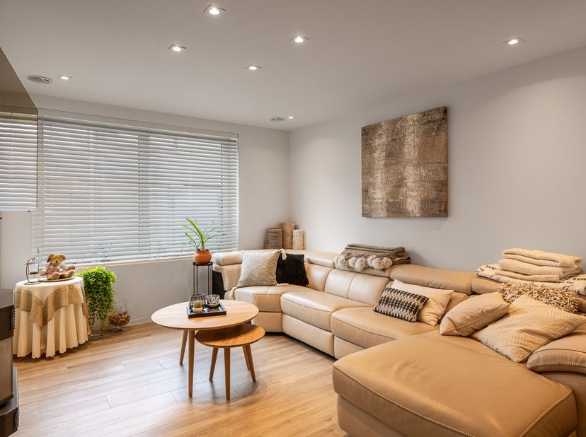- Maison économe en énergie<br />
- Emplacement idéal dans le centre d'Emelgem: Wezestraat 14<br />
- Salon spacieux et lumineux<br />
- Cuisine équip