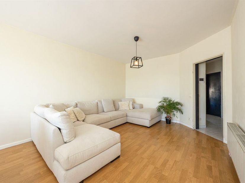 Aan de Ter Heydelaan in Deurne bevindt zich dit goed onderhouden appartement van 86 m², gelegen op de derde verdieping van een kleinschalig gebouw van