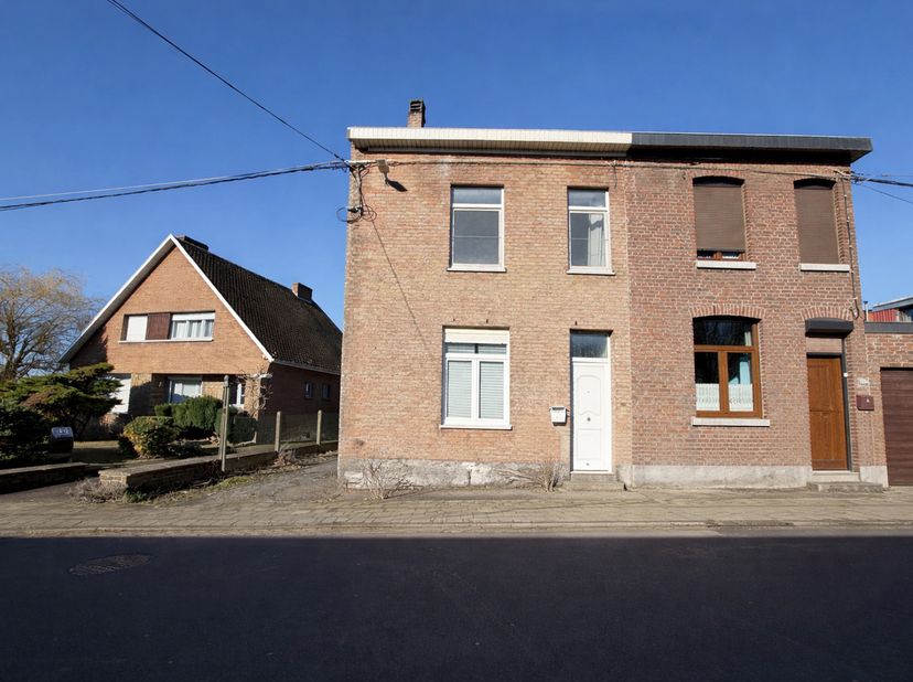 L'agence SKYIMMO, vous propose cette magnifique maison située à Saint-Nicolas. Ce bien est idéal pour un premier achat ou pour un investissement. <br
