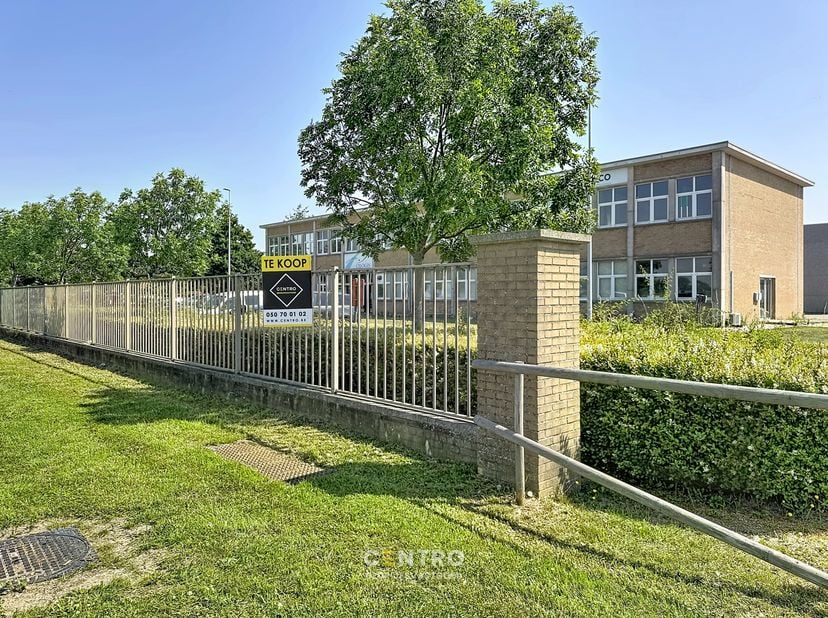 Instapklare opslagruimte (144m2) voorzien van 2 sectionaalpoorten + kantoor (Circa 24m2) te Lissewege!<br />
<br />
Benaderende OPPERVLAKTEN:<br />
Ma