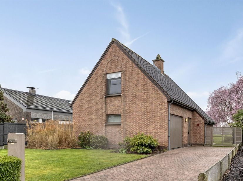 Op zoek naar een instapklare gezinswoning met een uitstekende ligging en een prachtig open uitzicht? Deze verzorgde open bebouwing combineert ruimte,