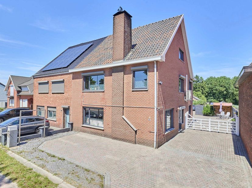 Deze leuke gezinswoning gelegen nabij het centrum van Hechtel, De woning bevat 3 slaapkamers, een zeer gunstig EPC en een grote loods op het diepe per