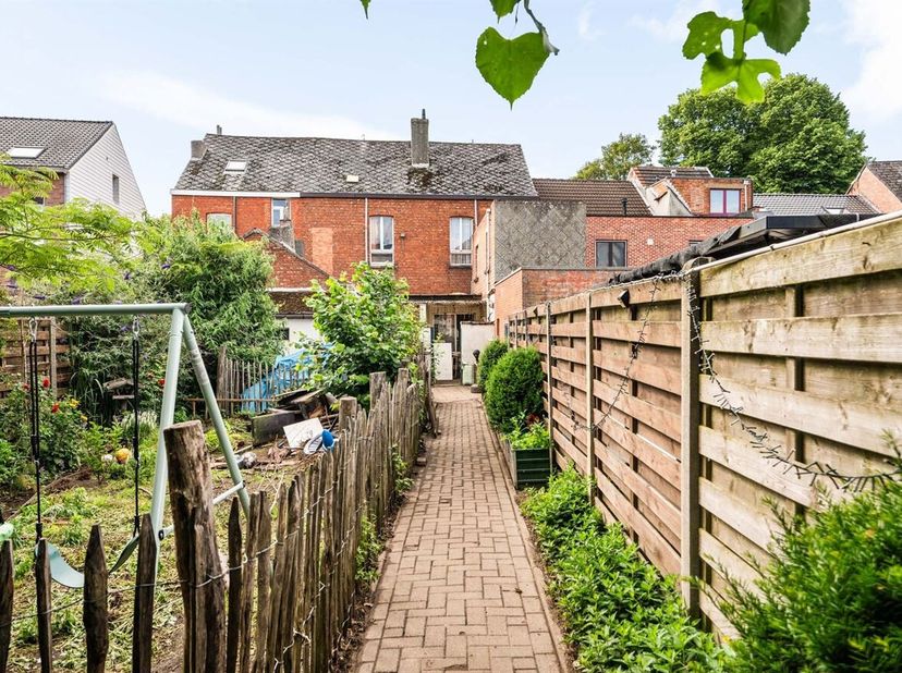 Te renoveren woning met 2 slaapkamers in het centrum van Herentals! <br />
Locatie: Gelegen vlakbij de Grote Markt, in het centrum van Herentals met a