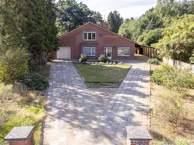 Te renoveren 3 slpk woning op 14a 35ca<br />
Deze woning dateert van 1950 en dient gerenoveerd te worden naar hedendaagse norm.<br />
Ligging: Uiterma