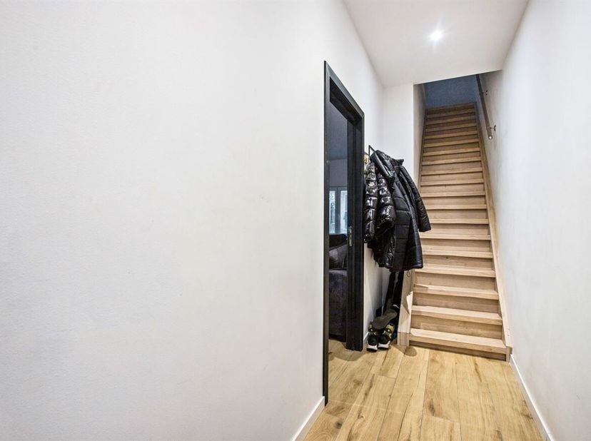 Ontdek deze recent volledig gerenoveerde woning (2024), gelegen in een rustige buurt vlak bij het centrum van Genk. De woning combineert een praktisch