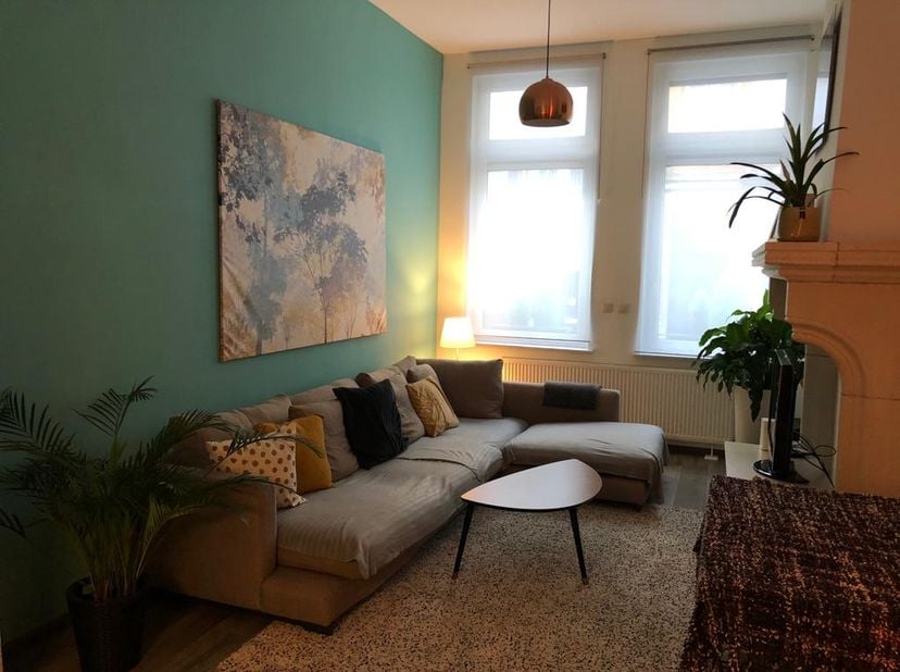 Aantrekkelijk en recent gerenoveerd opbrengsteigendom bestaande uit een duplex appartement met tuin en 2 appartementen op de verdiepingen. Het gebouw