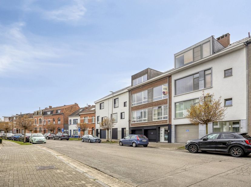 Cet appartement duplex situé à Hasselt avec 2 chambres, jardin et deux terrasses offre une combinaison intéressante de luminosité, d’espace et de flex