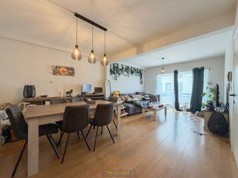 Op een STRATEGISCHE LOCATIE vlakbij het centrum van Gavere is dit twee slaapkamer appartement genesteld in een rustig gebouw met een huiselijke sfeer.