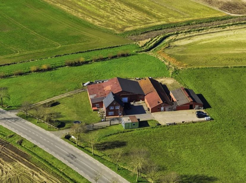 Charmante hoeve met gezinswoning, rustig gelegen en omgeven door uitgestrekte landerijen.<br />
De woning werd altijd zeer goed onderhouden en beschik