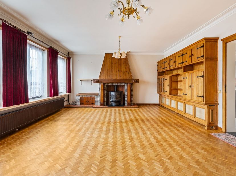 Openhuizendag op zaterdag 13 juni 2026 van 09u30 - 10u30<br />
<br />
Bel-étage woning met 3 slpk op 5a 67ca in centrum Tielen<br />
<br />
Deze w