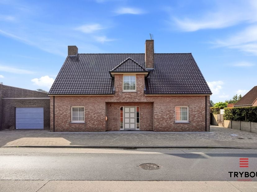 In de Steenstraat 24 bevindt zich deze verrassend ruime villa met maar liefst vijf slaapkamers, een grote garage en een bijzonder diepe tuin met een p