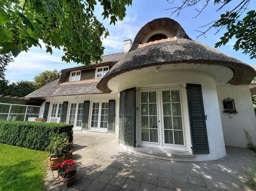Deze authentieke villa bevindt zich&amp;nbsp;in de exclusieve Simli wijk te Nieuwpoort-Bad, op wandelafstand van het strand, de vaargeul en de jachthaven.