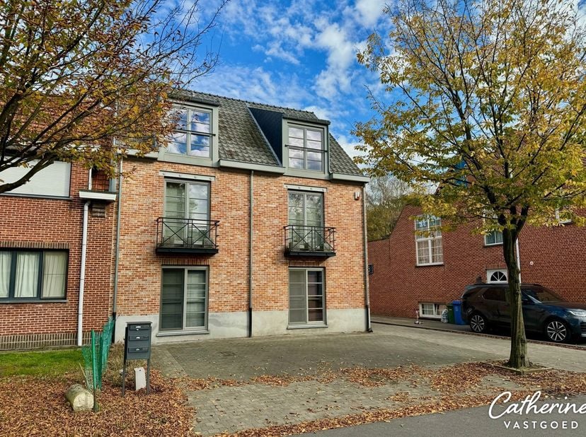 Ontdek dit goed onderhouden duplexappartement in het charmante Schilde, een ideale woonomgeving voor wie op zoek is naar comfort, ruimte en een warme
