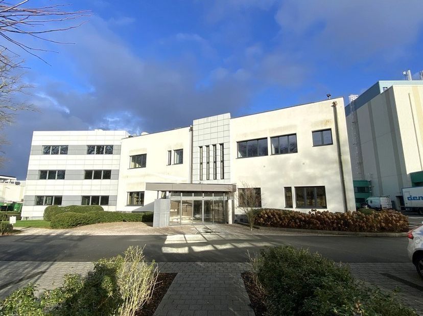 1056m² mooi ingerichte en ingedeelde kantoorruimte verdeeld over gelijkvloers en 2 verdiepingen in standalone kantoorgebouw met ruime parking  in Alin