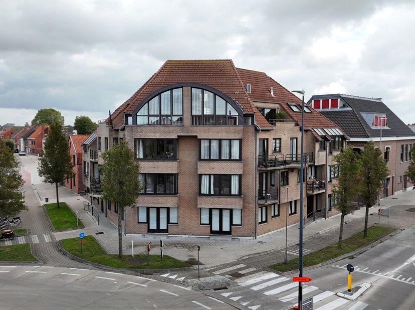 Ontdek dit aangename gelijkvloers appartement in het centrum van Koekelare, op wandelafstand van winkels, scholen en openbaar vervoer.<br />
<br />
He