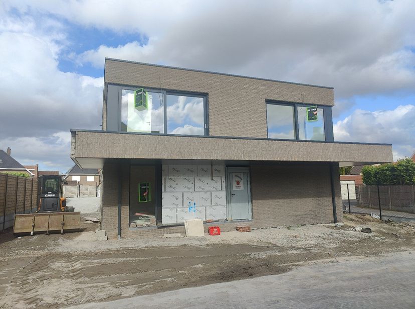 Op het eerste verdiep bevindt zich dit lichtrijke nieuwbouwappartement van 102 m², afgewerkt met oog voor comfort en kwaliteit. De ruime woonkamer met