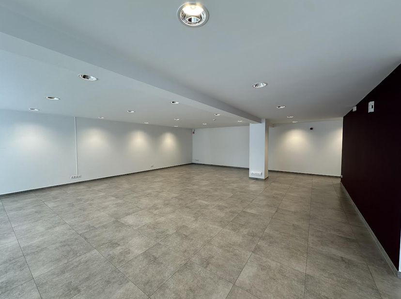 Bedrijfsvastgoed te huur in Stationsstraat 142,
                    8790 Waregem