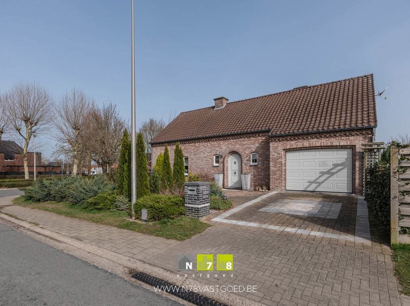KARAKTERVOLLE VRIJSTAANDE WONING MET 4 SLAAPKAMERS OP EEN MOOI HOEKPERCEEL VAN 5A30CA TE MAASEIK<br />
TROEVEN<br />
- Gelegen dichtbij het gezellige