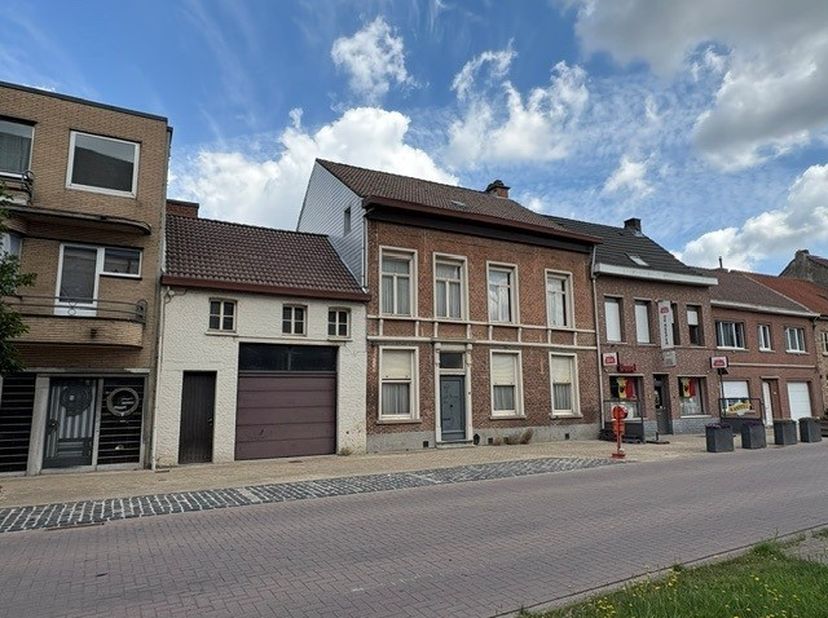 Een woning met karakter, ruimte en de vrijheid om ze volledig naar eigen smaak te creëren.<br />
Deze statige voormalige dokterswoning is gelegen op e