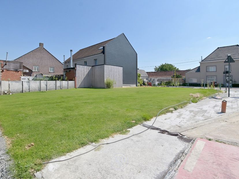 Deze bouwgrond bevindt zich op een hoeklocatie met zowel de Hundelgemsesteenweg als de Baaigemstraat. Dankzij de prominente ligging en de dagelijkse p