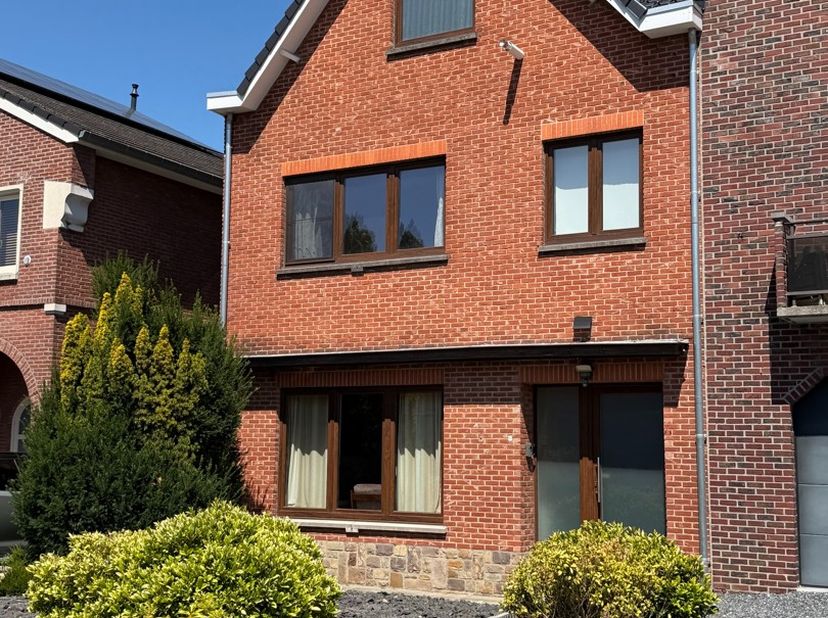 Welkom in deze charmante woning gelegen aan de Kwadensteenweg in Sint-Truiden. Deze woning, gebouwd in 1955 heeft een ideale ligging, met alle nodige