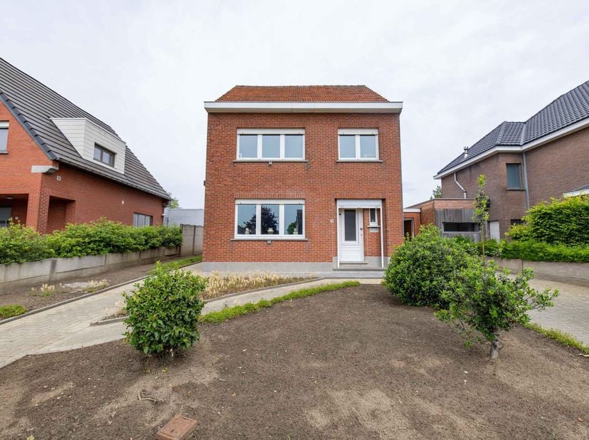 WONING MET GARAGE EN TUIN <br />
<br />
HALFOPEN BEBOUWING met GARAGE en TUIN, gekadastreerd. wijk F, nummers 302/H/2 en 302/P, groot 9a 20ca, omvat:<